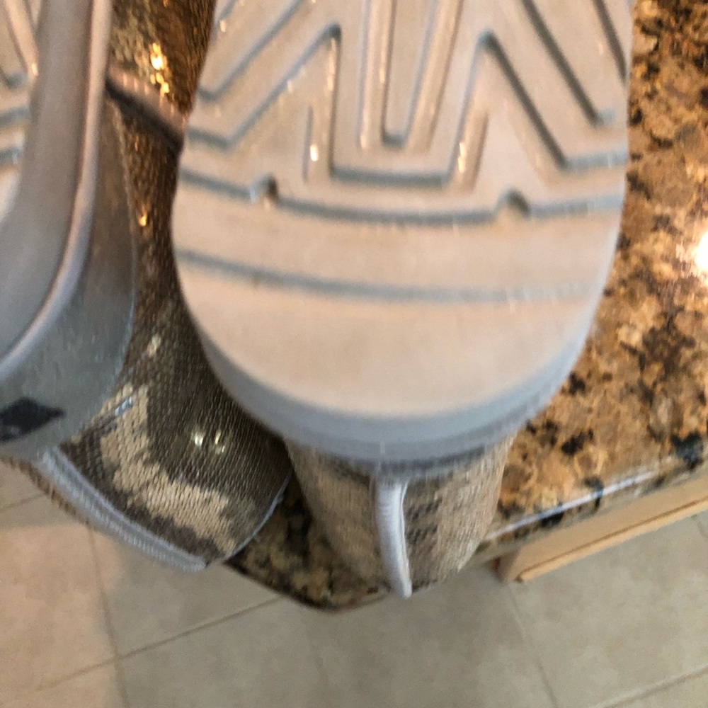 UGGS size 9 - Picture 6 of 8